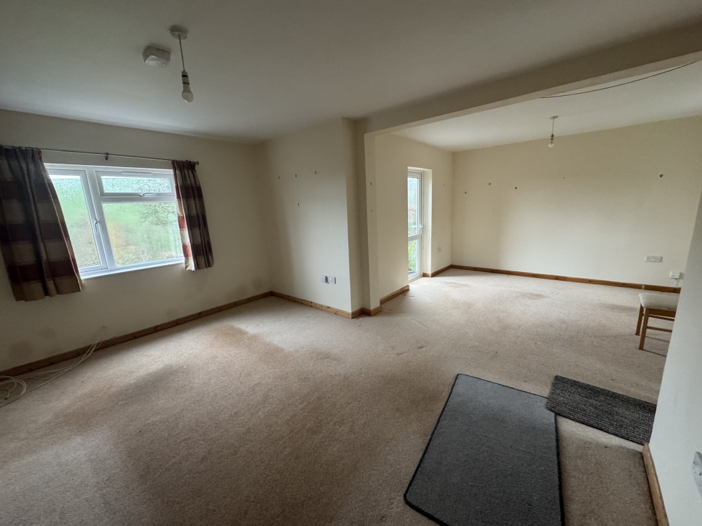 Lot: 45419 - TO BE OFFERED IN OUR 7TH MAY AUCTION - DETACHED FARMHOUSE ON A GOOD SIZED PLOT FOR IMPROVEMENT - Living room